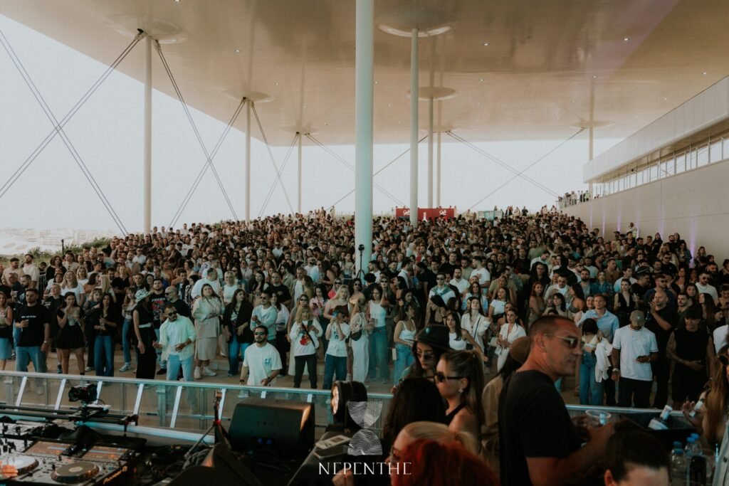 The crowd at NEPENTHE Panorama