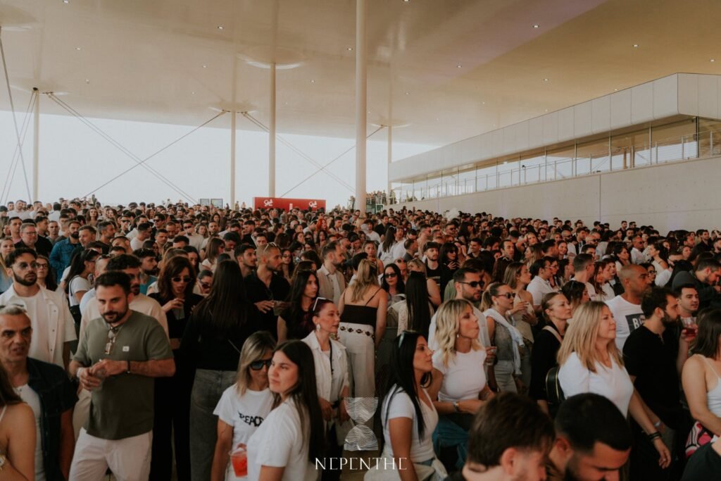 The crowd at NEPENTHE Panorama