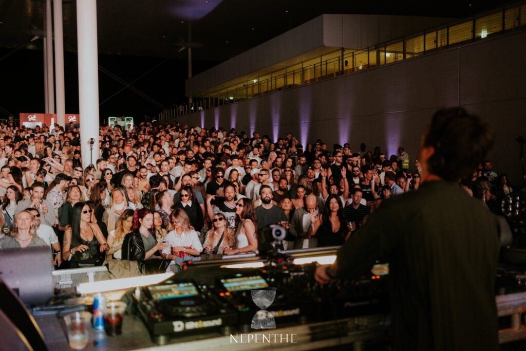 The crowd at NEPENTHE Panorama